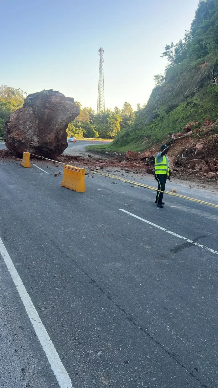 Desprendimiento de roca en Autopista del Nordeste