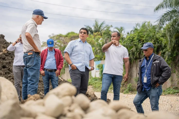 Caasd repara averías en agua potable.