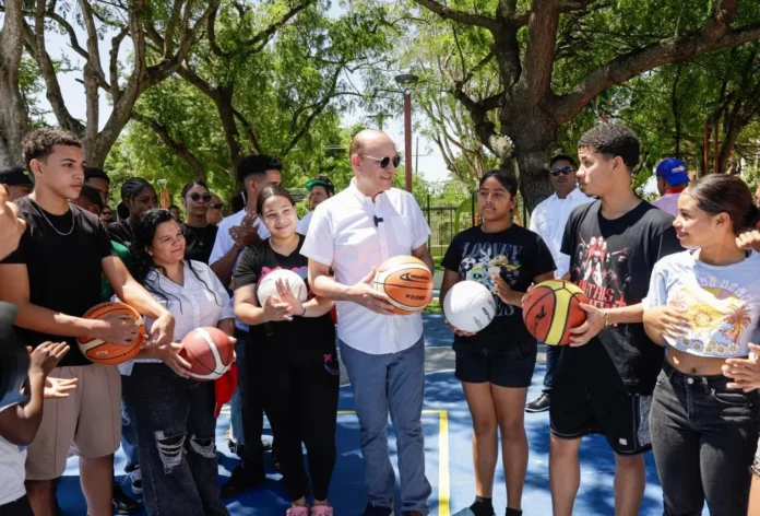 Ulises Rodríguez entrega equipos deportivos en Rafey
