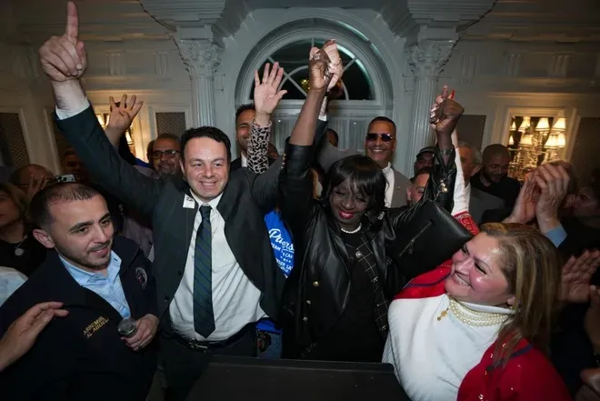 Alcalde Andre Sayegh celebra victoria electoral.
