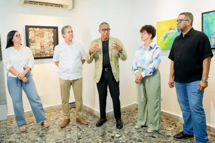 Exposición de arte sobre identidad y diversidad.