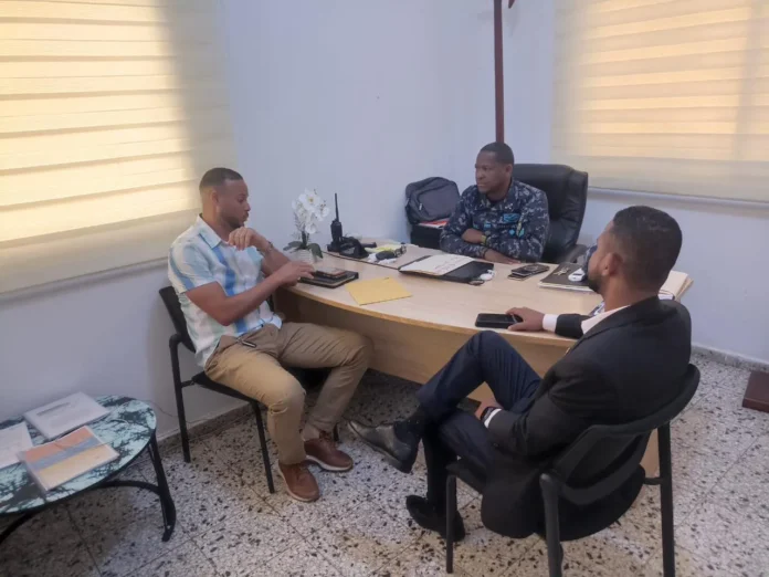 Policía y líderes comunitarios en reunión.