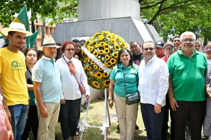 Frente Amplio y Alianza País en homenaje.