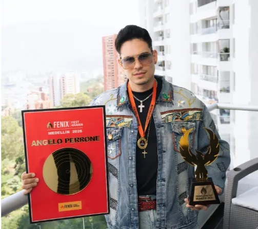 Angelo Perrone recibe premio en Fénix Fest.