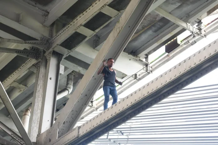 Hombre detenido en el puente Duarte.