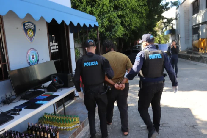 Detención por estafas electrónicas en Santo Domingo.