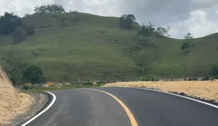 Asfaltado de carretera en Monte Plata.