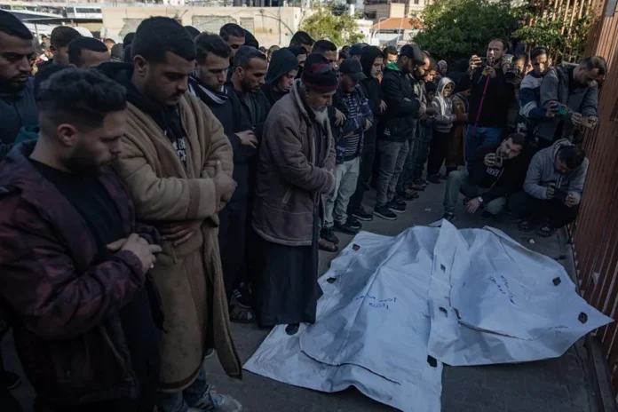 Ataque aéreo en Gaza causa tragedia escolar