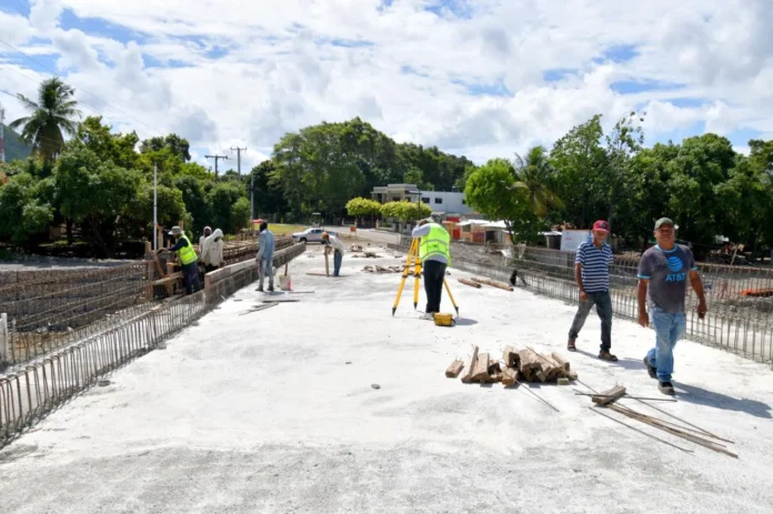 Avance construcción puente Los Hierros Baní