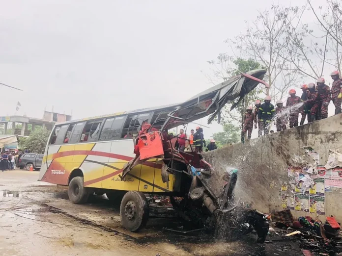 Camión volcado en accidente mortal en Bangladés