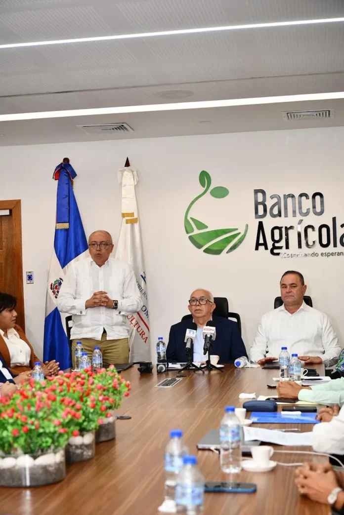 Bagrícola y OIRSA firman acuerdo agropecuario.