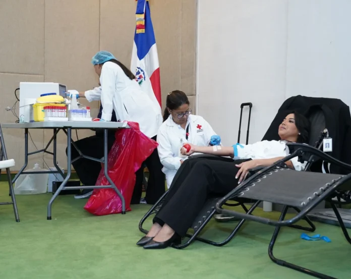 Voluntarios del Banco Central donan sangre.
