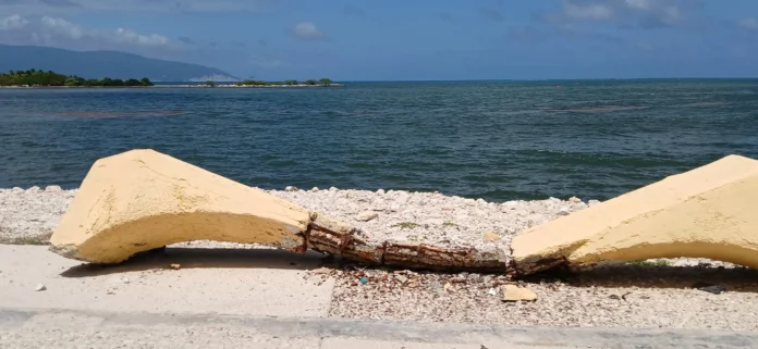 Bancos colapsados en el malecón de Barahona