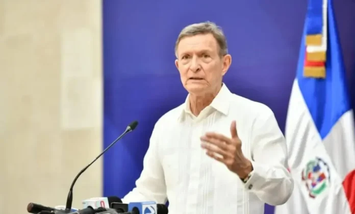 Canciller defiende exclusión de haitianos migrantes