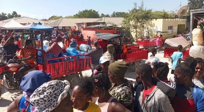 Controles migratorios en mercados de Pedernales.