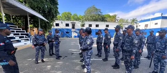 Policía capacita agentes en nuevo sistema táctico.