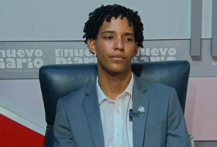 Julio Álvarez recibe premio por liderazgo juvenil.