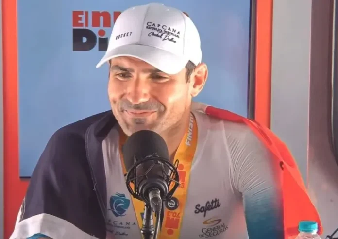 Eric García en el podio del Ironman.