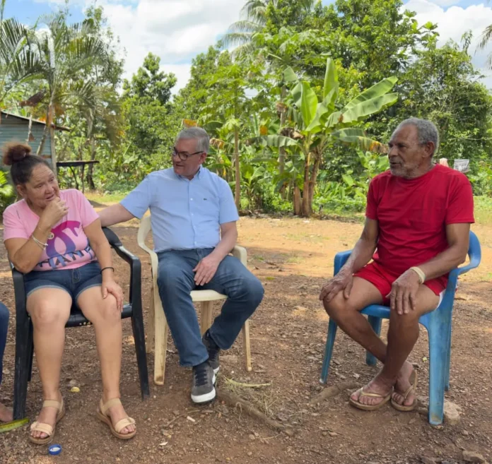 Gonzalo Castillo en contacto con comunidades PLD.