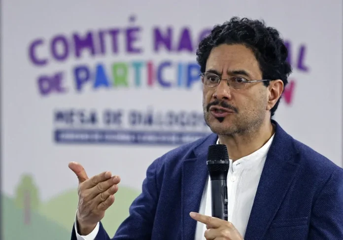 Iván Cepeda denuncia interferencia en elecciones.