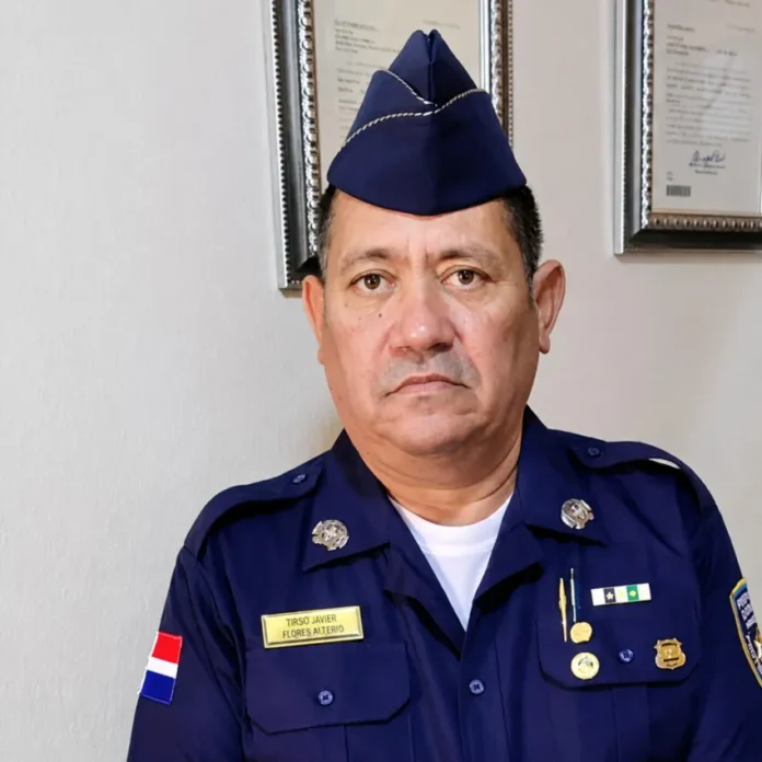 Agentes policiales enfrentan justicia por muerte.