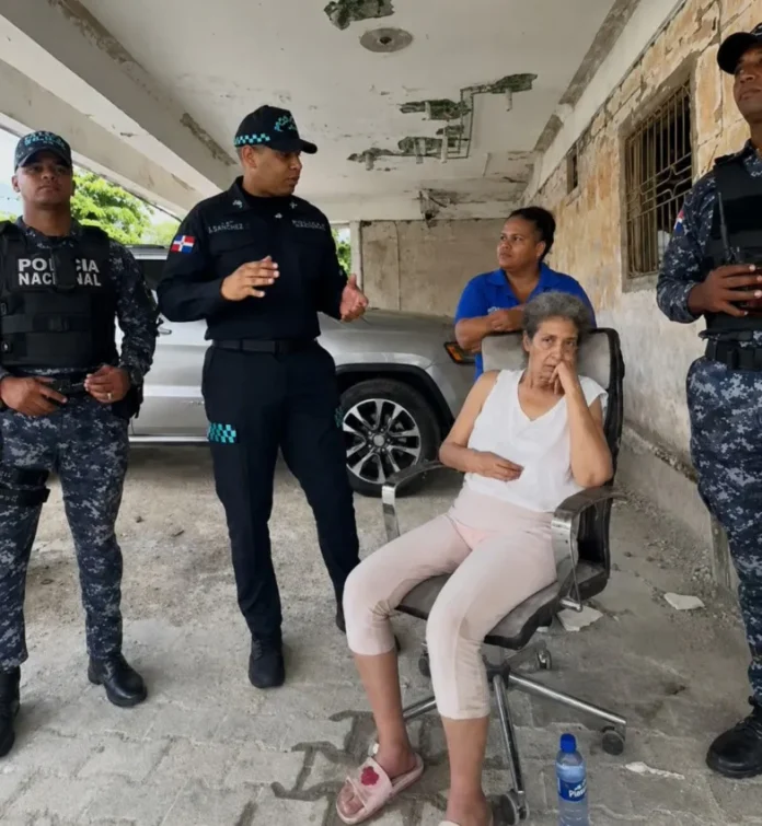 Policía busca familiares de señora desorientada.