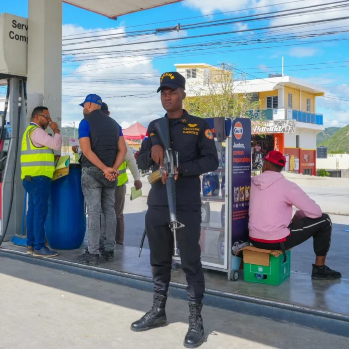 Clausura de estaciones de combustibles en Azua.