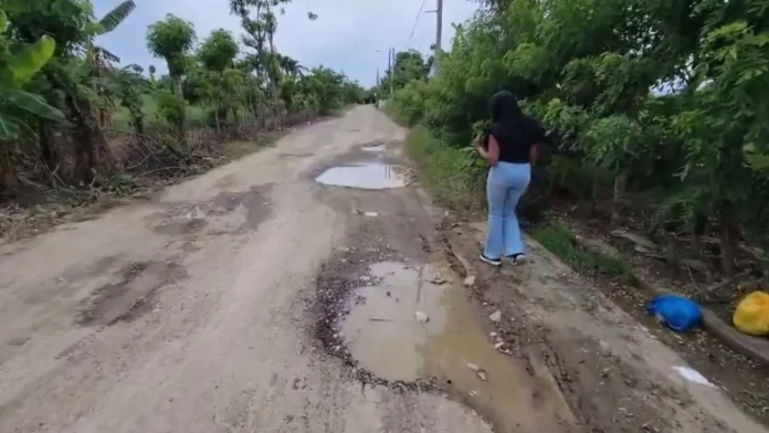 Comunitarios exigen reparación de carreteras y puente