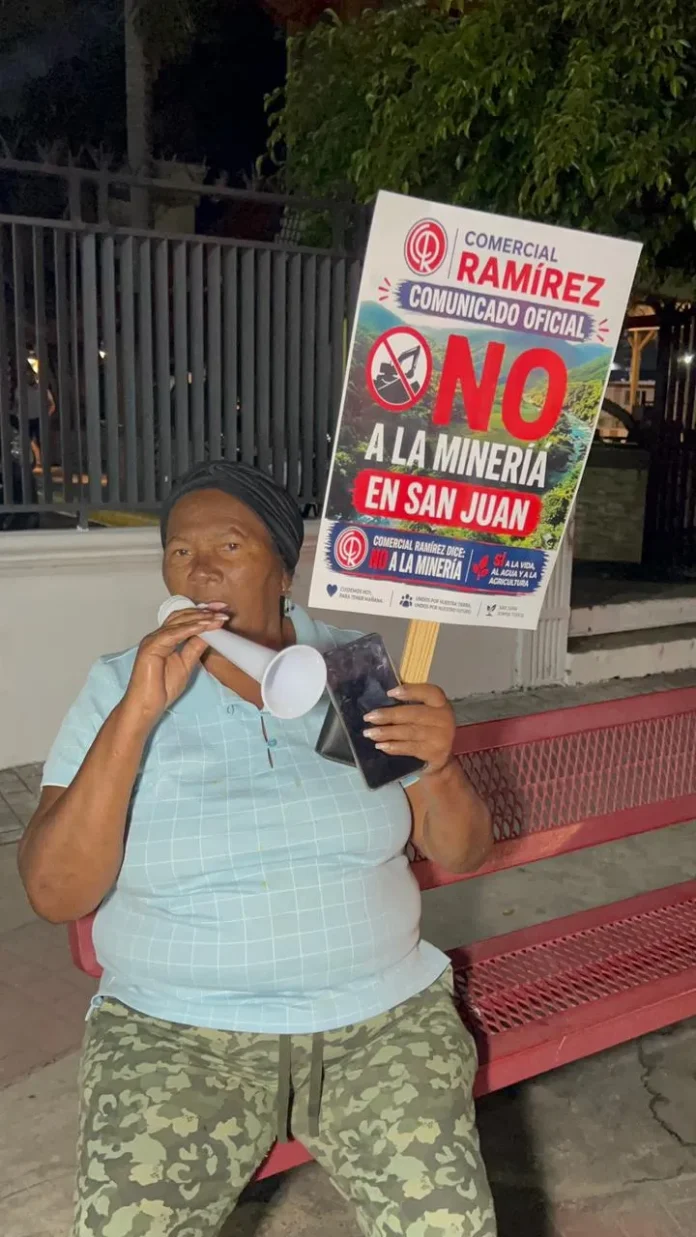 Comunitarios celebran victoria contra proyecto minero.