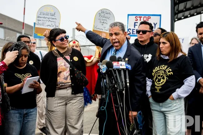 Congresista Adriano Espaillat en centro de detención
