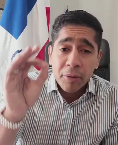 Cónsul dominicano entrega cédulas en Génova.