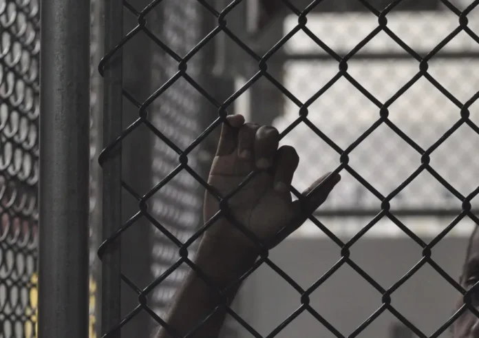 Madre colombiana arrestada por explotación sexual.