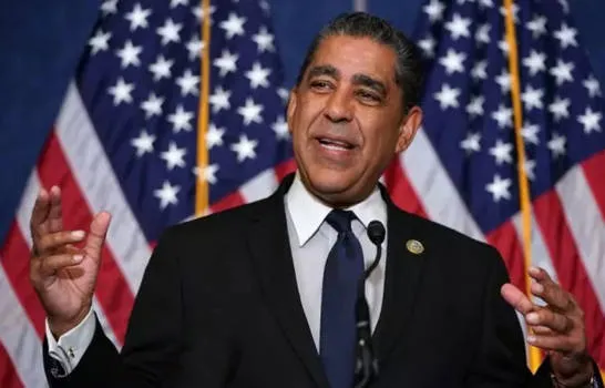 Adriano Espaillat recibe reconocimiento en cumbre.