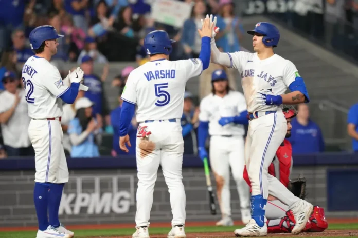 Blue Jays celebran victoria histórica sobre Angels.