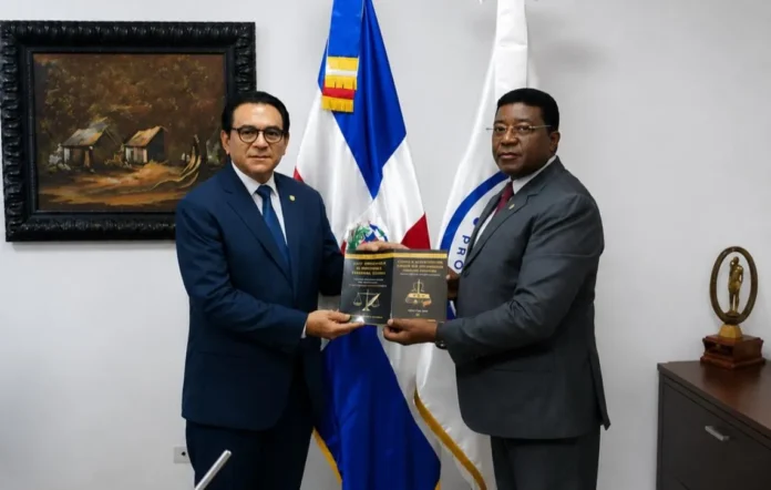 Senador Daniel Rivera y Joaquincito Bocio en reunión.