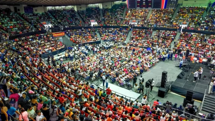 Reconocimiento a madres en Santiago.
