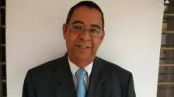 Hijo de Mario Redondo Llenas lo acompaña.