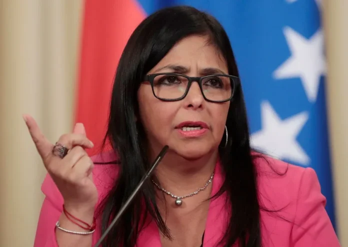 Delcy Rodríguez regresa tras defensa del Esequibo.