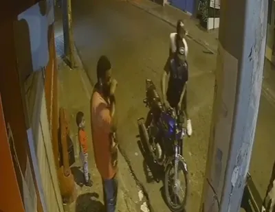 Delincuentes roban moto a joven en SDE.
