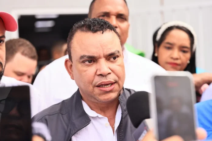 Director del SNS dialoga con enfermería.