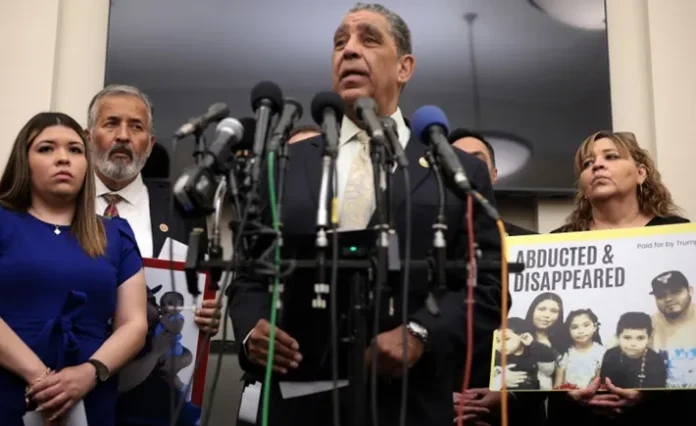 Dominicanos celebran logros de Adriano Espaillat.