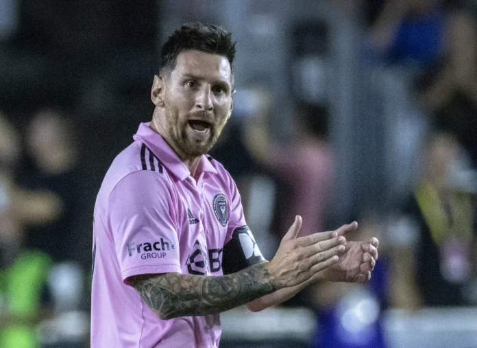 Leo Messi se lesiona en isquiotibiales.