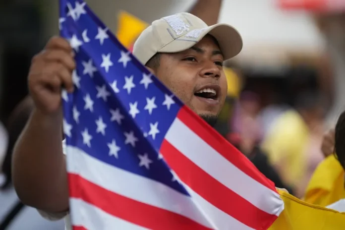 Migrantes temporales deben salir para residencia.
