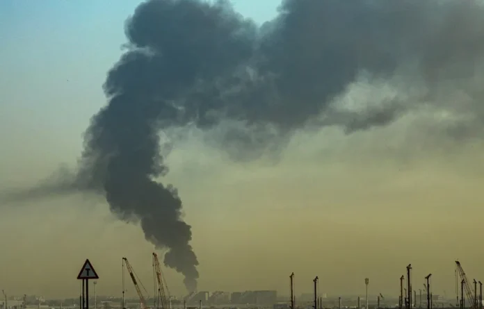Dron iraní causa incendio en Emiratos Árabes.