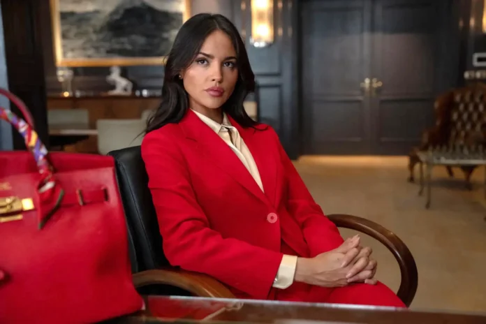 Eiza González y Guy Ritchie en set.