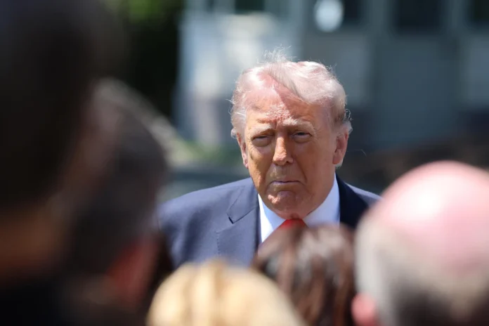 Trump considera reubicar tropas a Polonia.