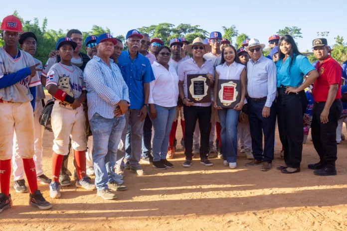 Ely Encarnación recibe premio por su labor.