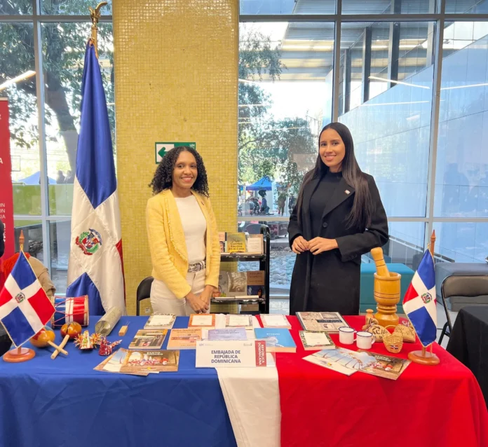 Embajada dominicana en feria cultural universitaria.