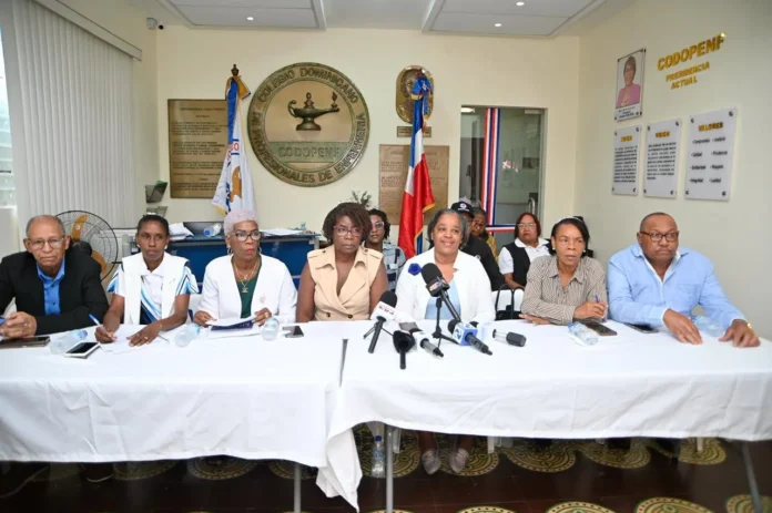 Enfermeras en paro exigiendo derechos laborales.