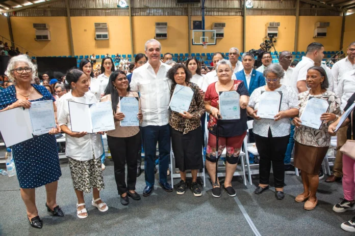 Abinader entrega títulos de propiedad en Haina